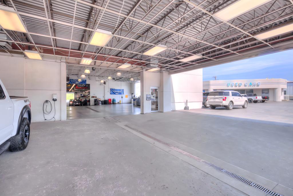 Dealership gallery photo 4